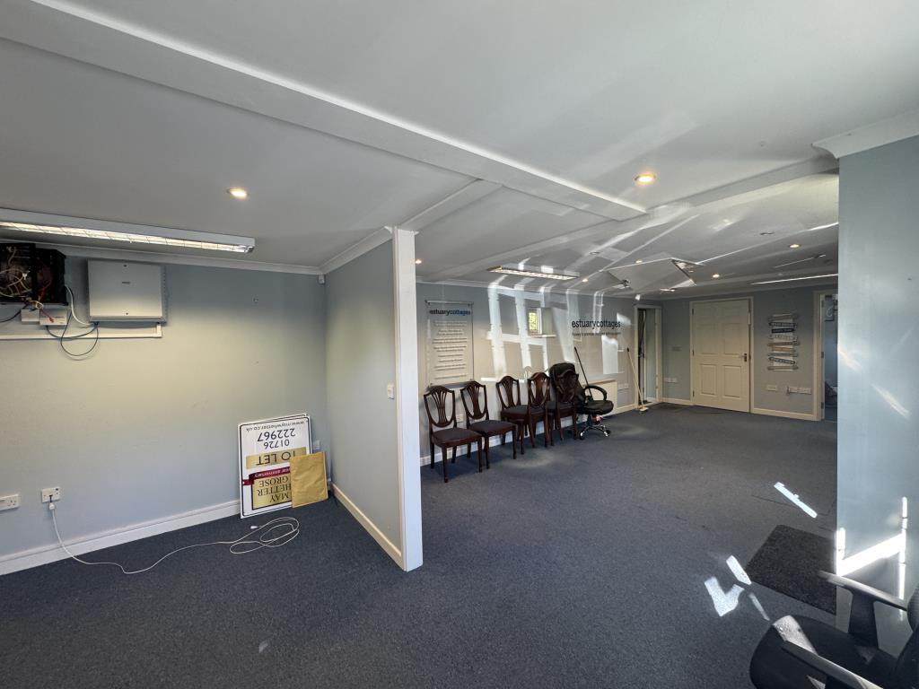 Lot: 52 - DETACHED OFFICE WITH PARKING FOR FOUR VEHICLES - Office
